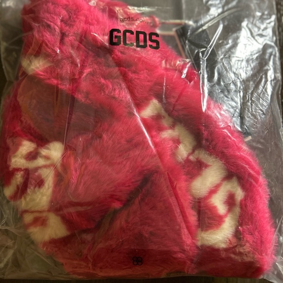 GCDS Plush Faux Fur Fisherman Bucket Hat in Pink and White *PRICE DROP* - Picture 5 of 7